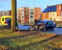 Auto loopt forse schade op na botsing met boom