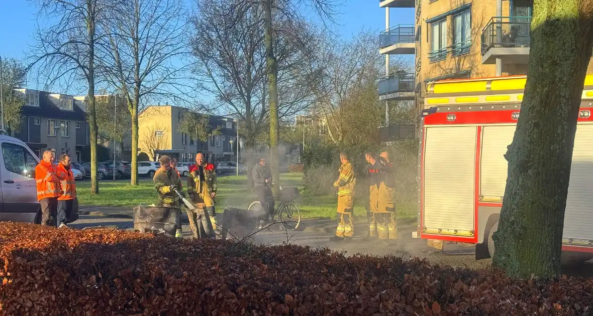 Brand in opgehaald vuurwerkafval snel geblust - Foto 3