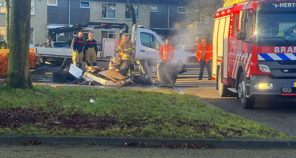 Brand in opgehaald vuurwerkafval snel geblust - Foto 4