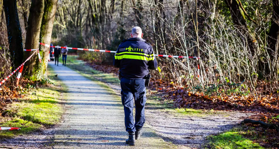 Wandelaar vindt lichaam in bosrijk gebied