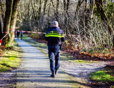 Wandelaar vindt lichaam in bosrijk gebied