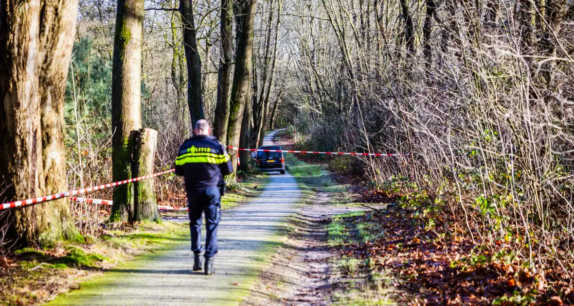 Wandelaar vindt lichaam in bosrijk gebied - Foto 1