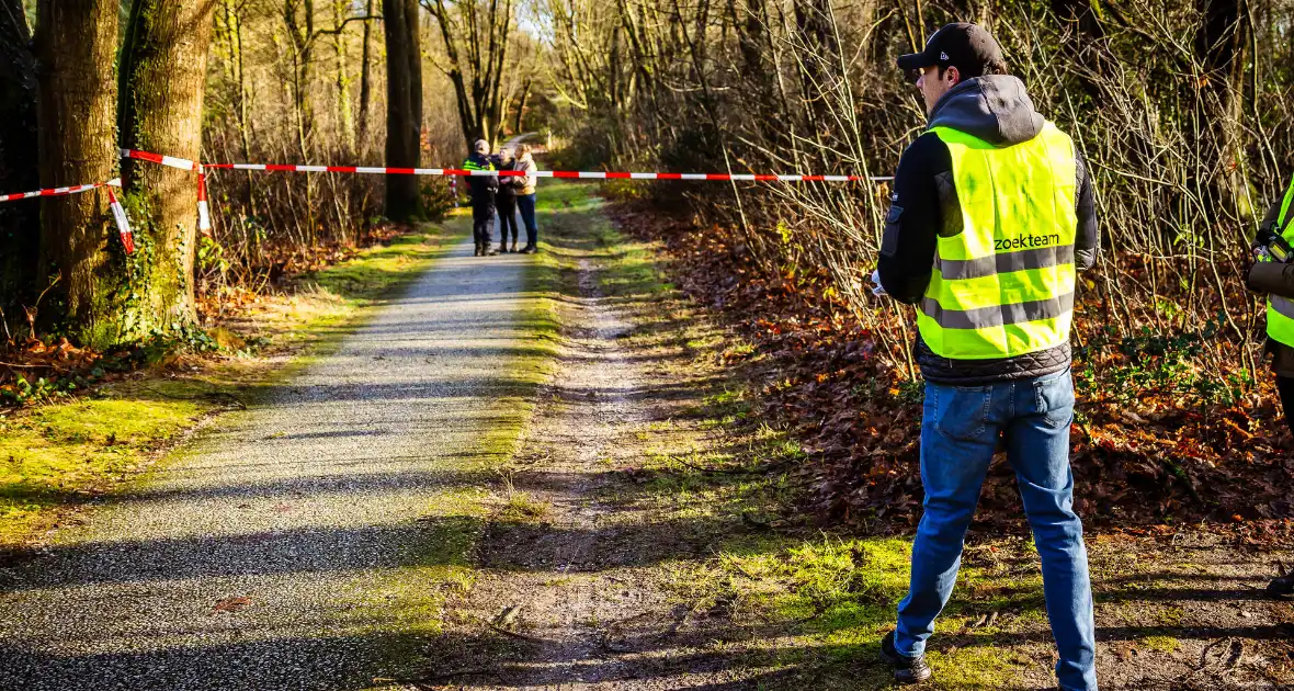 Wandelaar vindt lichaam in bosrijk gebied - Foto 2