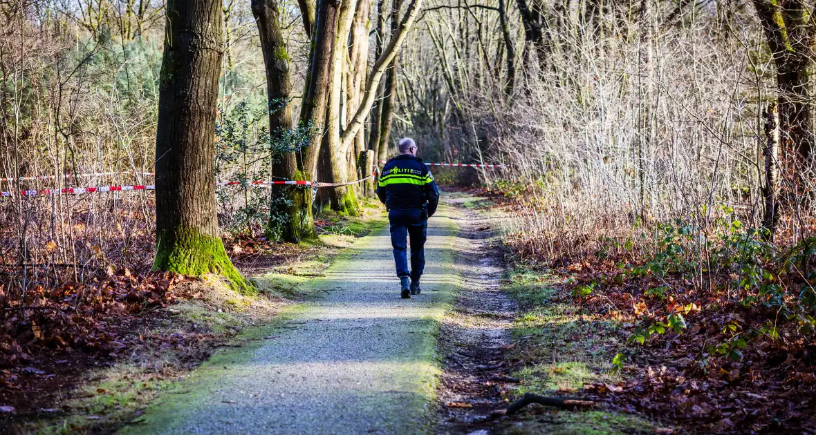 Wandelaar vindt lichaam in bosrijk gebied - Foto 3