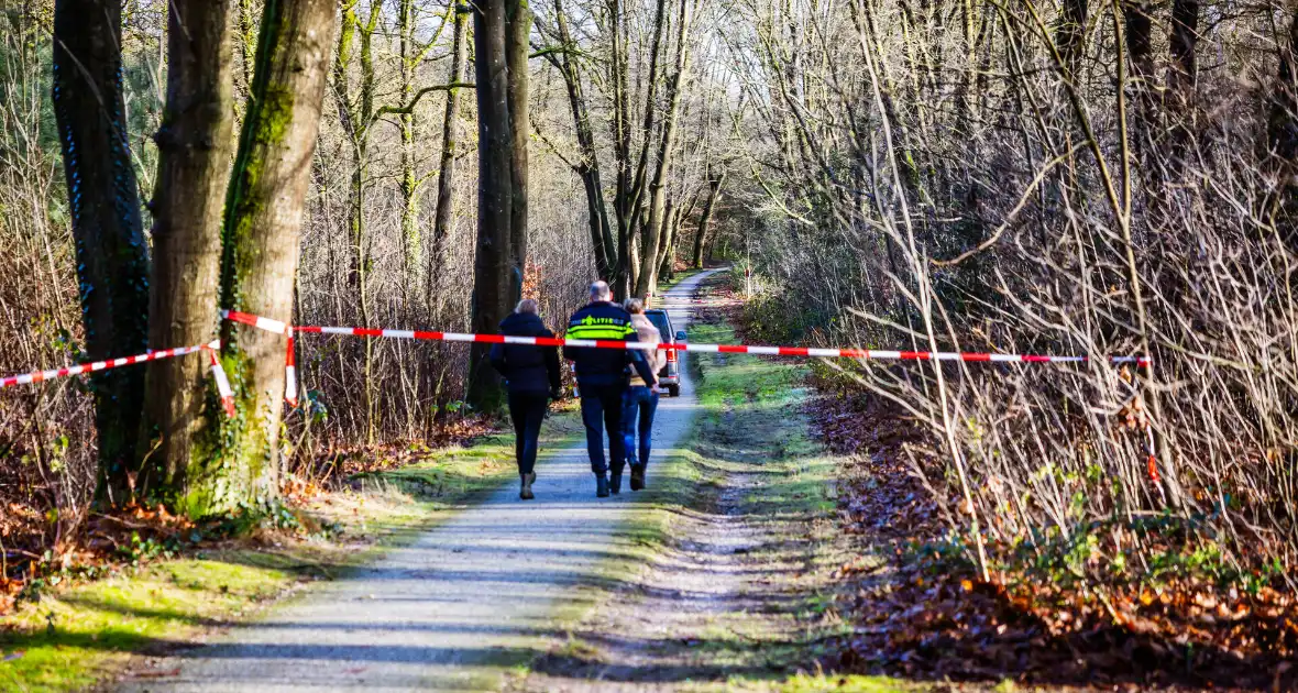 Wandelaar vindt lichaam in bosrijk gebied - Foto 4