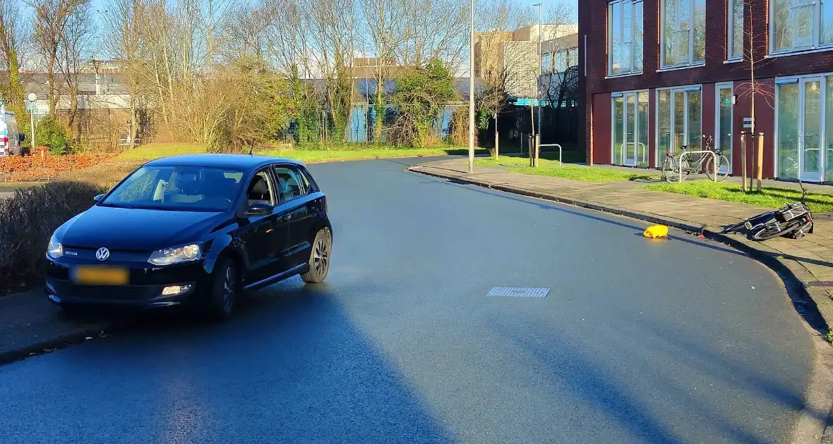 Auto en fietser botsen op elkaar