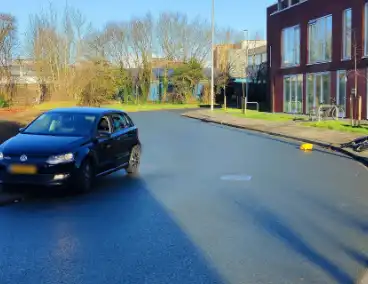 Auto en fietser botsen op elkaar