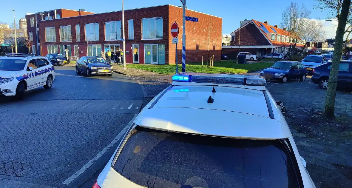 Auto en fietser botsen op elkaar - Foto 1