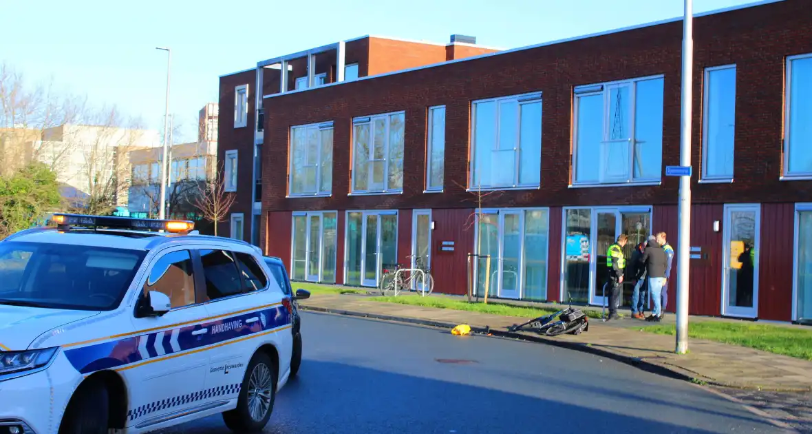 Auto en fietser botsen op elkaar - Foto 3