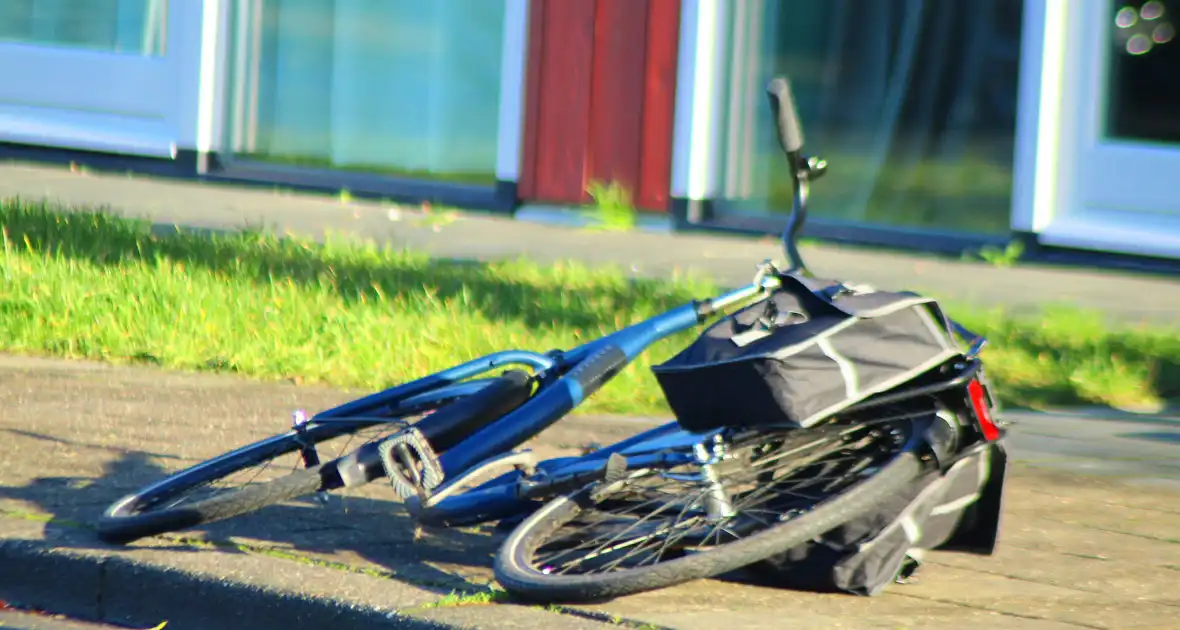 Auto en fietser botsen op elkaar - Foto 4