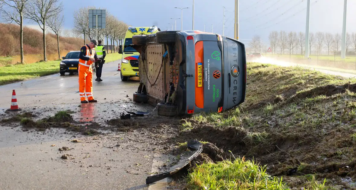 Elektrische bestelbus belandt op zijn kant