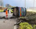 Elektrische bestelbus belandt op zijn kant