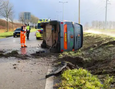 Elektrische bestelbus belandt op zijn kant