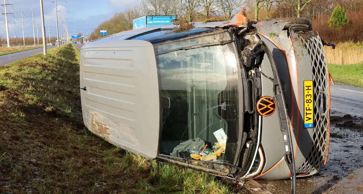 Elektrische bestelbus belandt op zijn kant - Foto 1