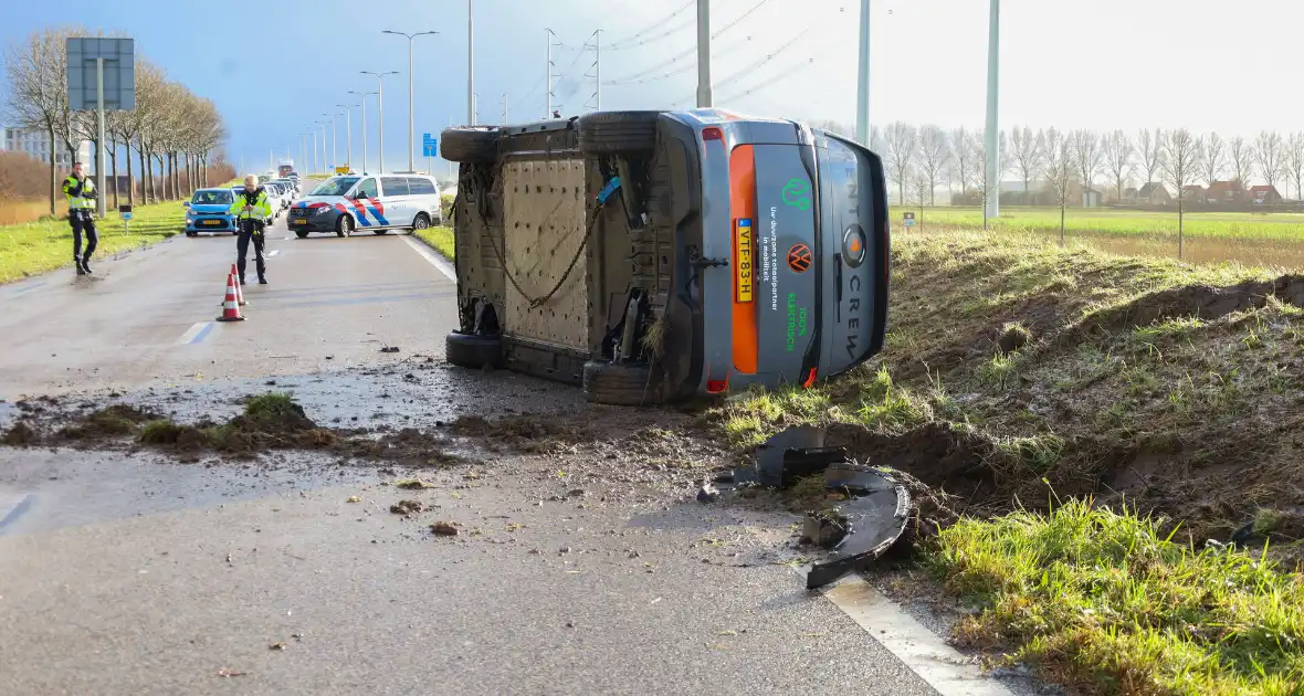 Elektrische bestelbus belandt op zijn kant - Foto 2