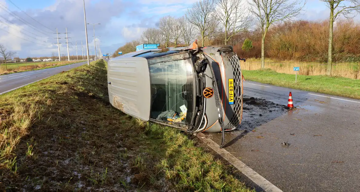 Elektrische bestelbus belandt op zijn kant - Foto 3