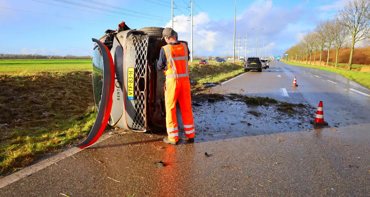 Elektrische bestelbus belandt op zijn kant - Foto 4