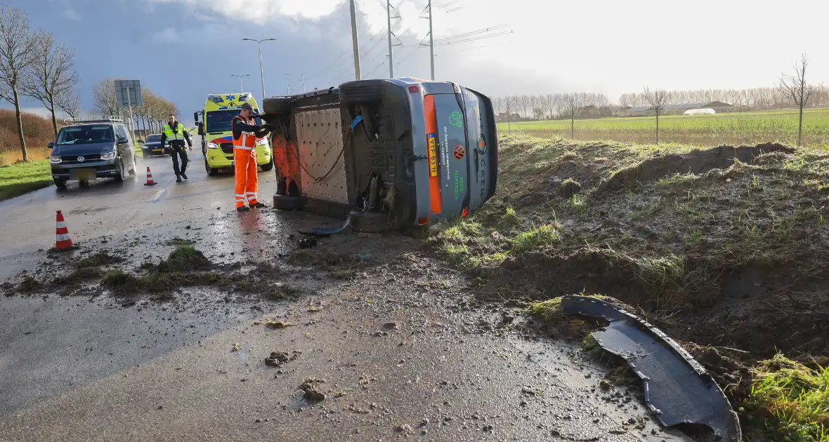 Elektrische bestelbus belandt op zijn kant - Foto 5