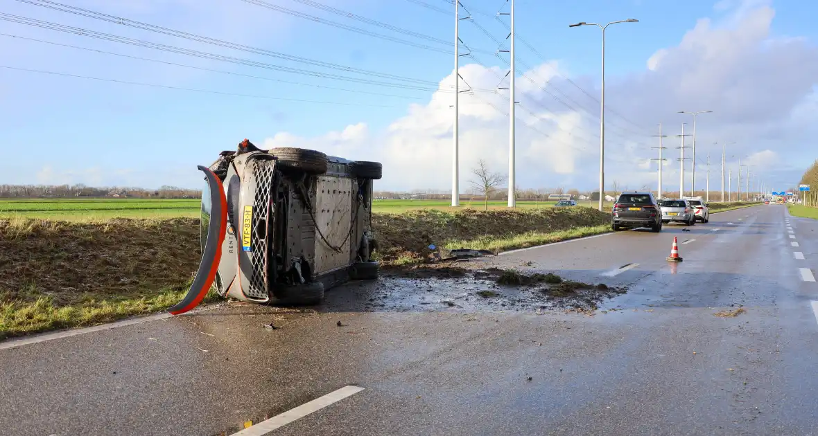 Elektrische bestelbus belandt op zijn kant - Foto 6