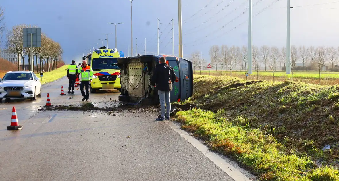 Elektrische bestelbus belandt op zijn kant - Foto 7