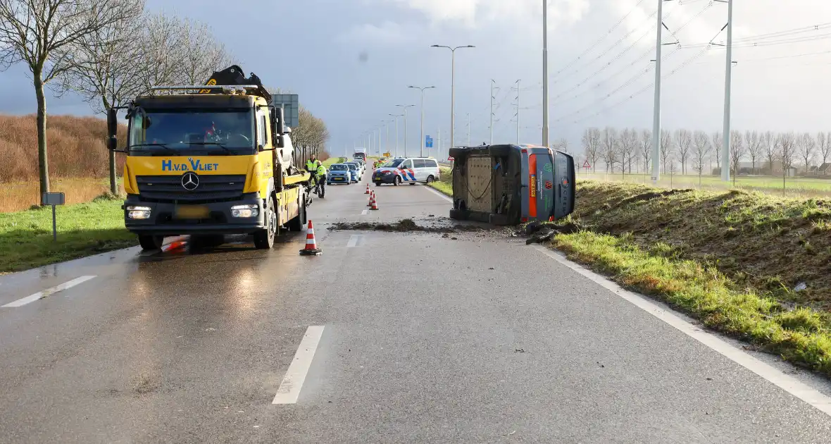 Elektrische bestelbus belandt op zijn kant - Foto 8