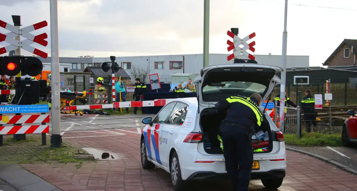 Ernstige aanrijding op spoorwegovergang - Foto 1