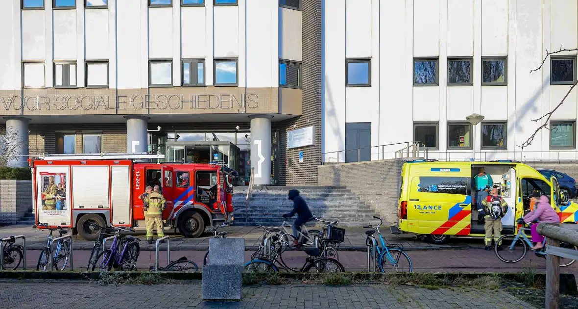 Monteur blust brand zelf tijdens werkzaamheden