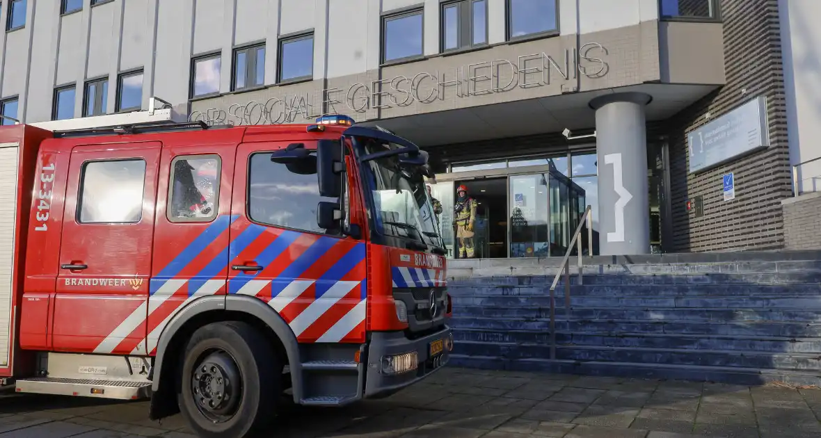 Monteur blust brand zelf tijdens werkzaamheden - Foto 2