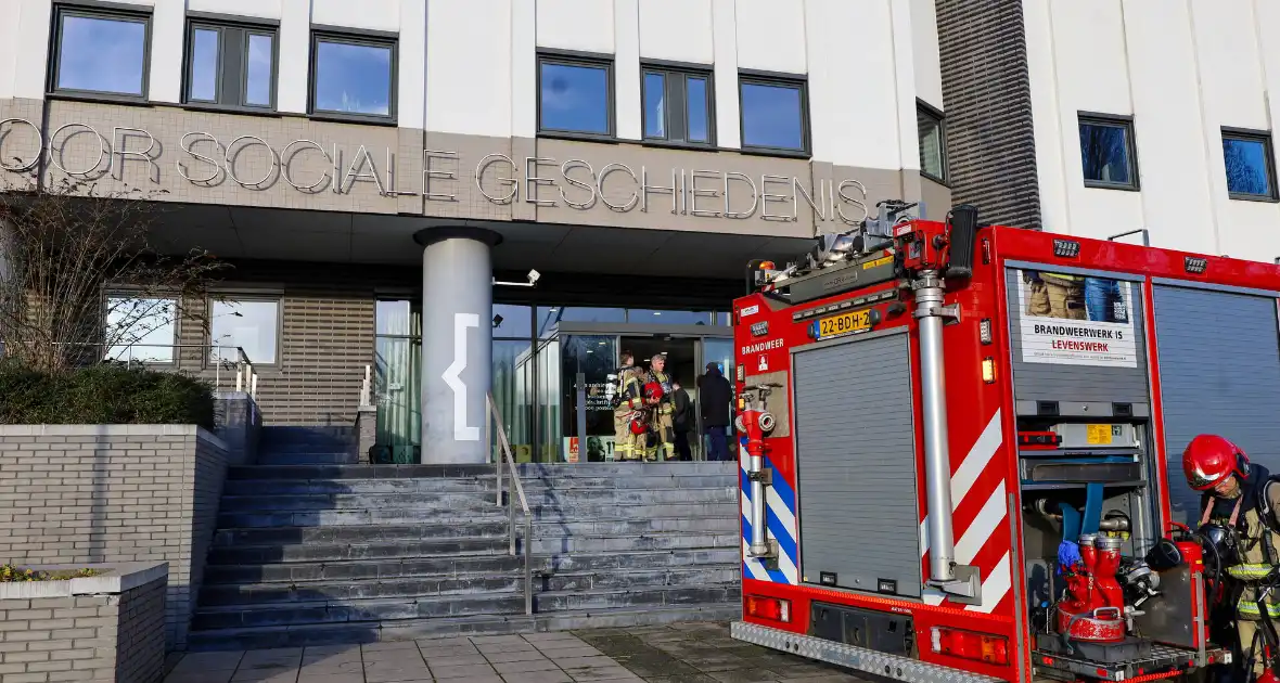 Monteur blust brand zelf tijdens werkzaamheden - Foto 4