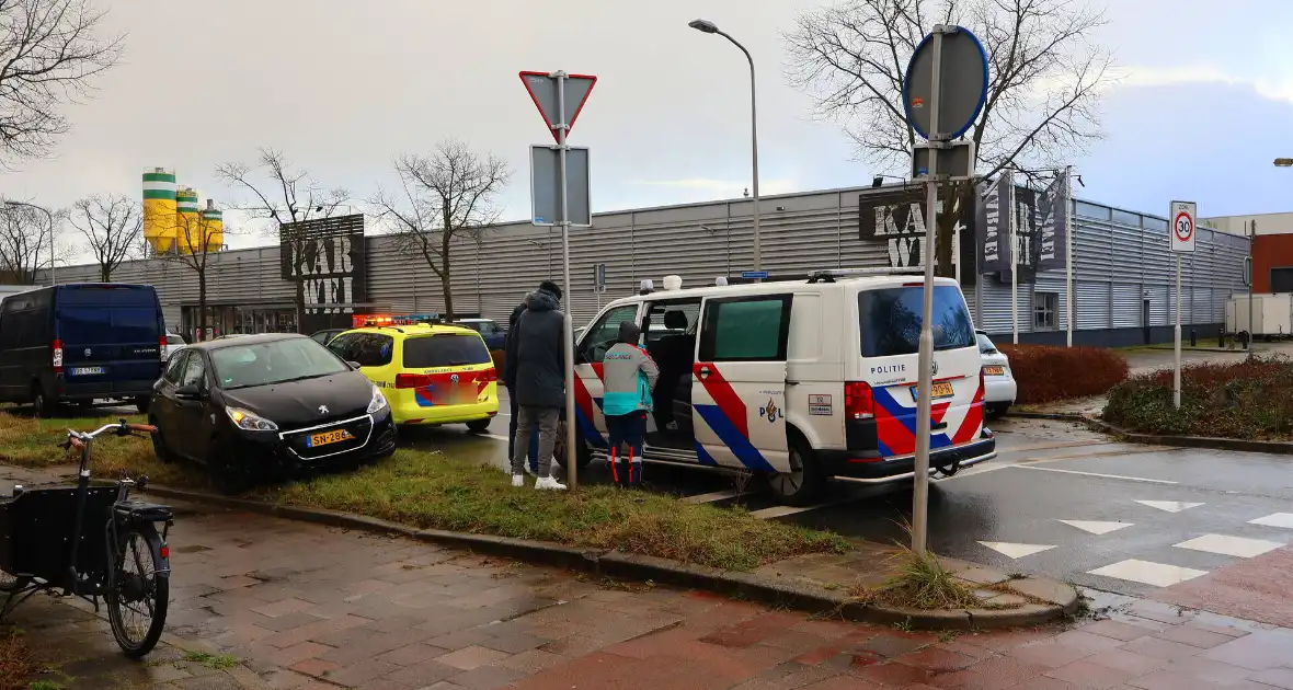 Personenwagen en bakfiets betrokken bij ongeval - Foto 7