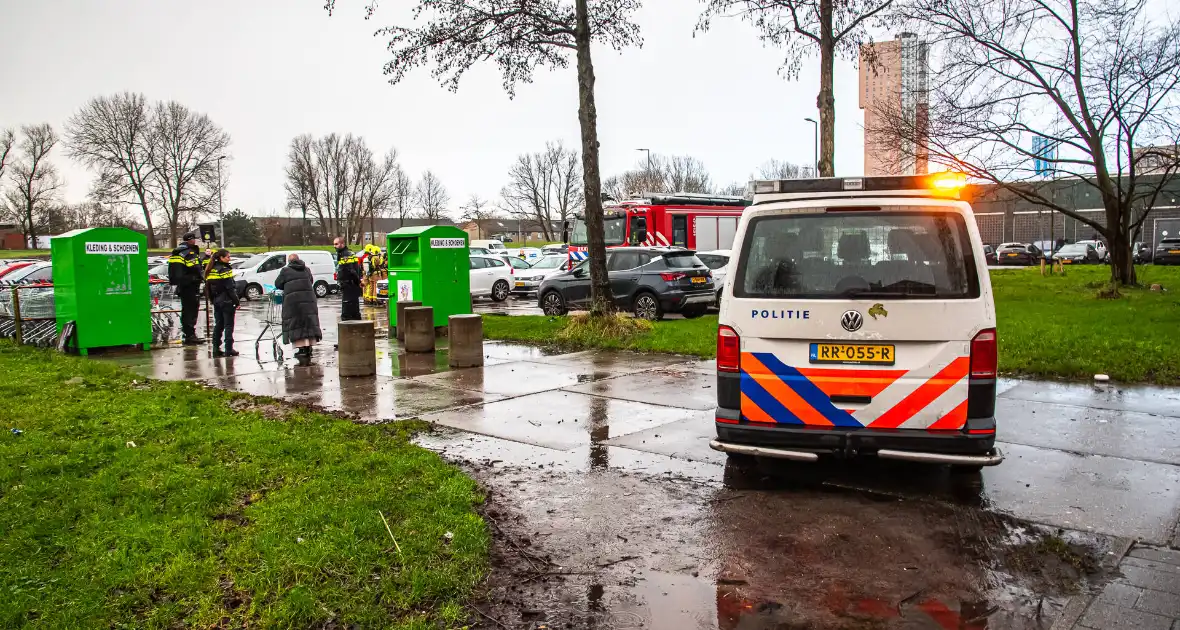 Brandweer onderzoekt rook in elektrische auto