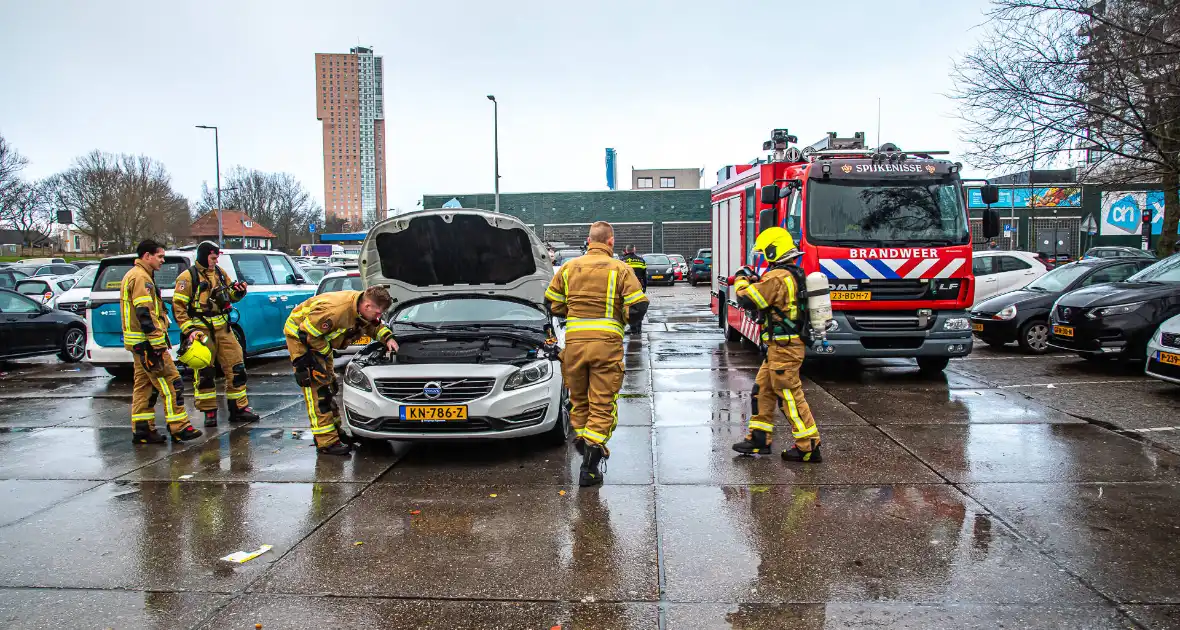 Brandweer onderzoekt rook in elektrische auto - Foto 1