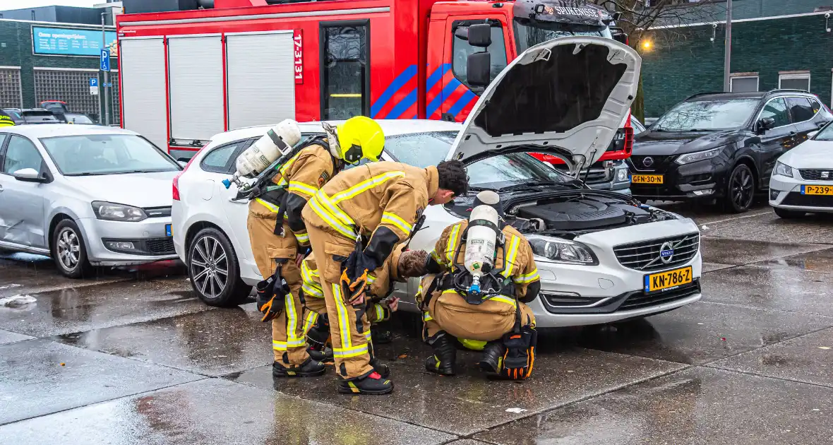 Brandweer onderzoekt rook in elektrische auto - Foto 2