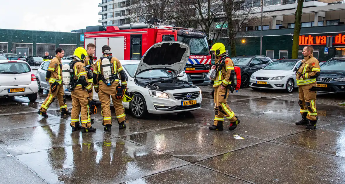 Brandweer onderzoekt rook in elektrische auto - Foto 3