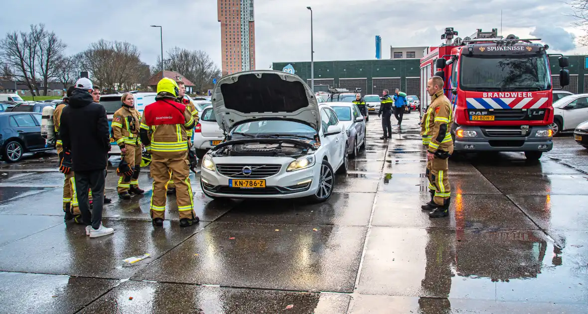 Brandweer onderzoekt rook in elektrische auto - Foto 4