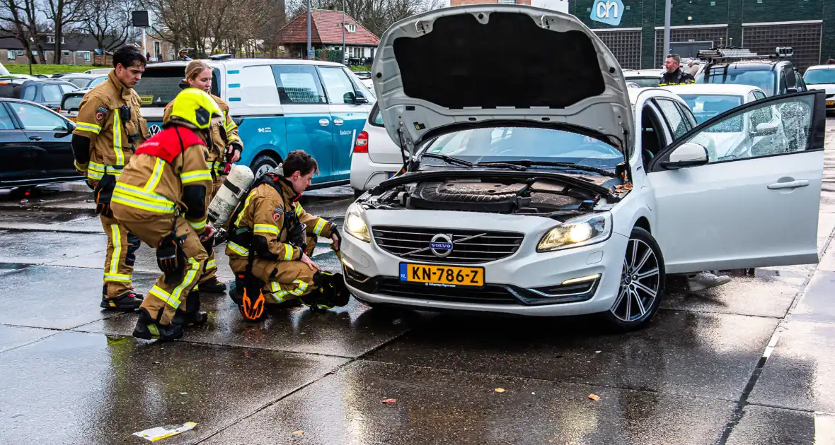 Brandweer onderzoekt rook in elektrische auto - Foto 5