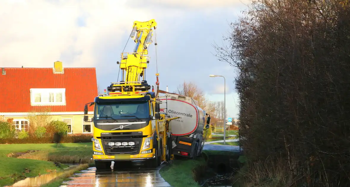 Vrachtwagen kantelt bijna de sloot in