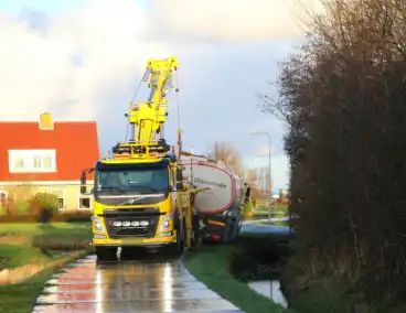 Vrachtwagen kantelt bijna de sloot in