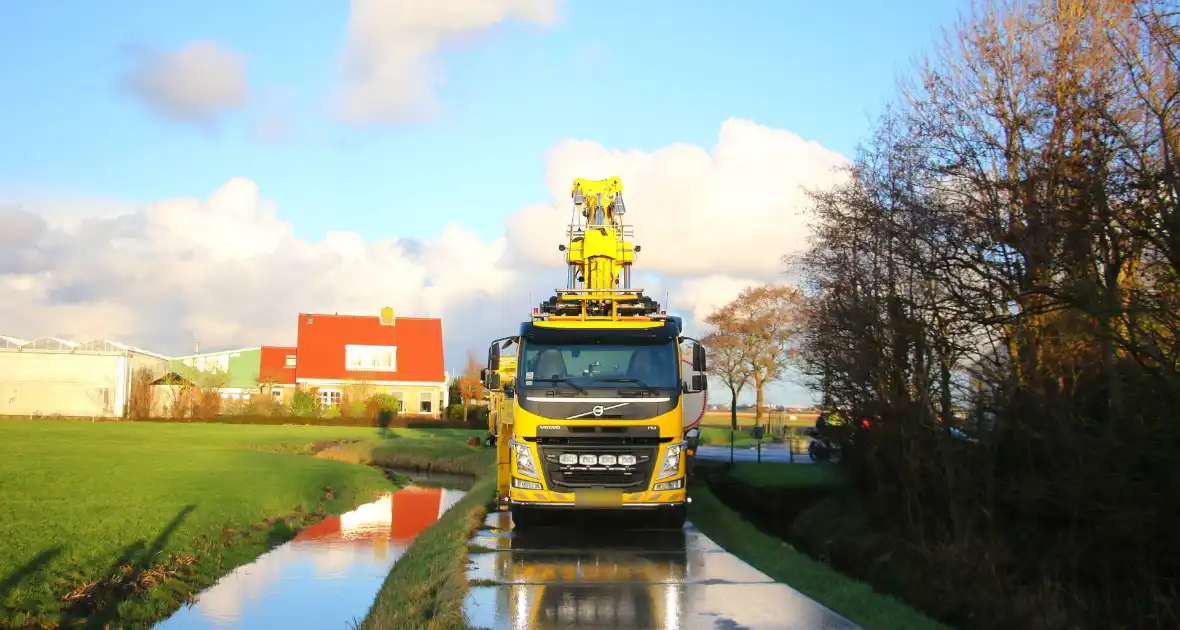 Vrachtwagen kantelt bijna de sloot in - Foto 1