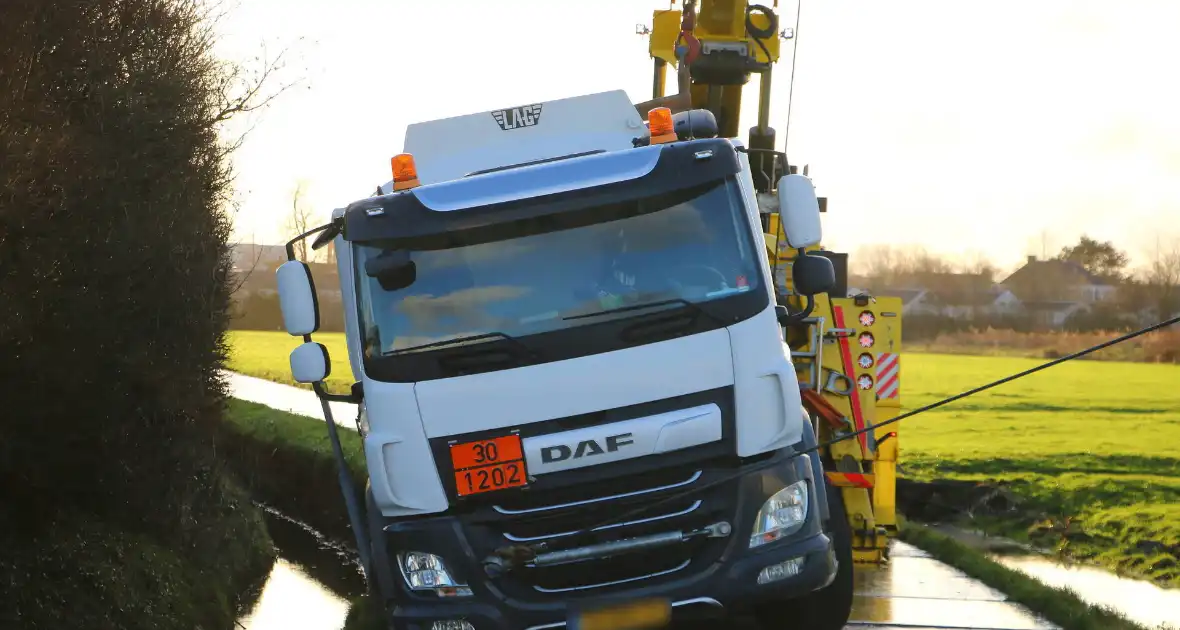 Vrachtwagen kantelt bijna de sloot in - Foto 3