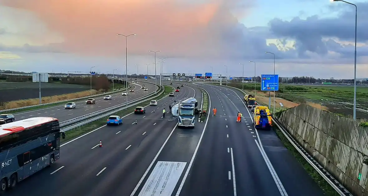 Bulkoplegger kantelt op snelweg