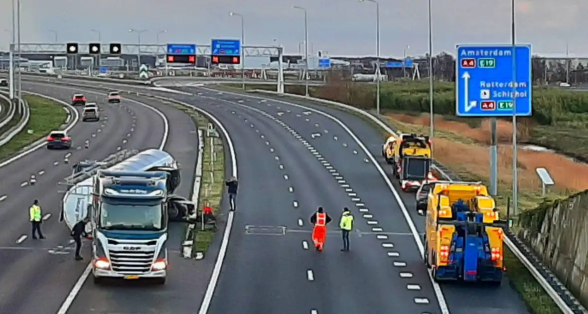 Bulkoplegger kantelt op snelweg - Foto 1