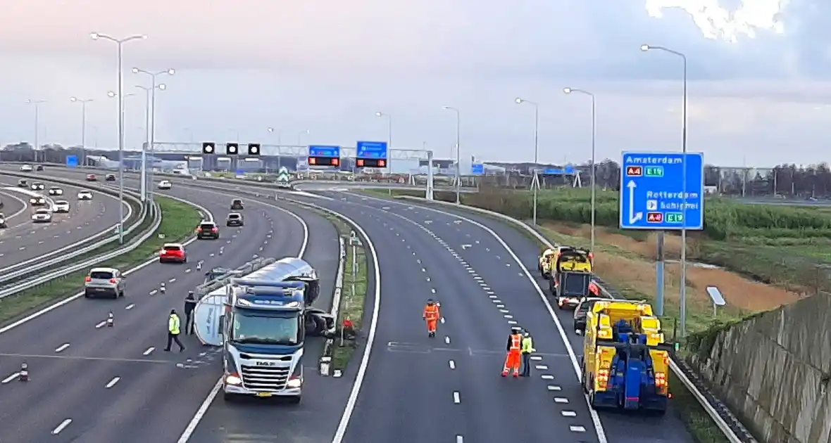 Bulkoplegger kantelt op snelweg - Foto 2