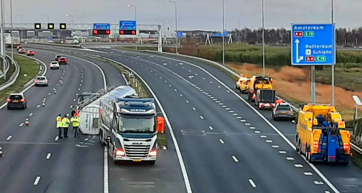 Bulkoplegger kantelt op snelweg - Foto 3