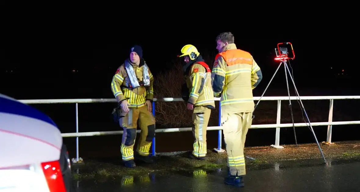 Gladheid leidt tot auto te water - Foto 4