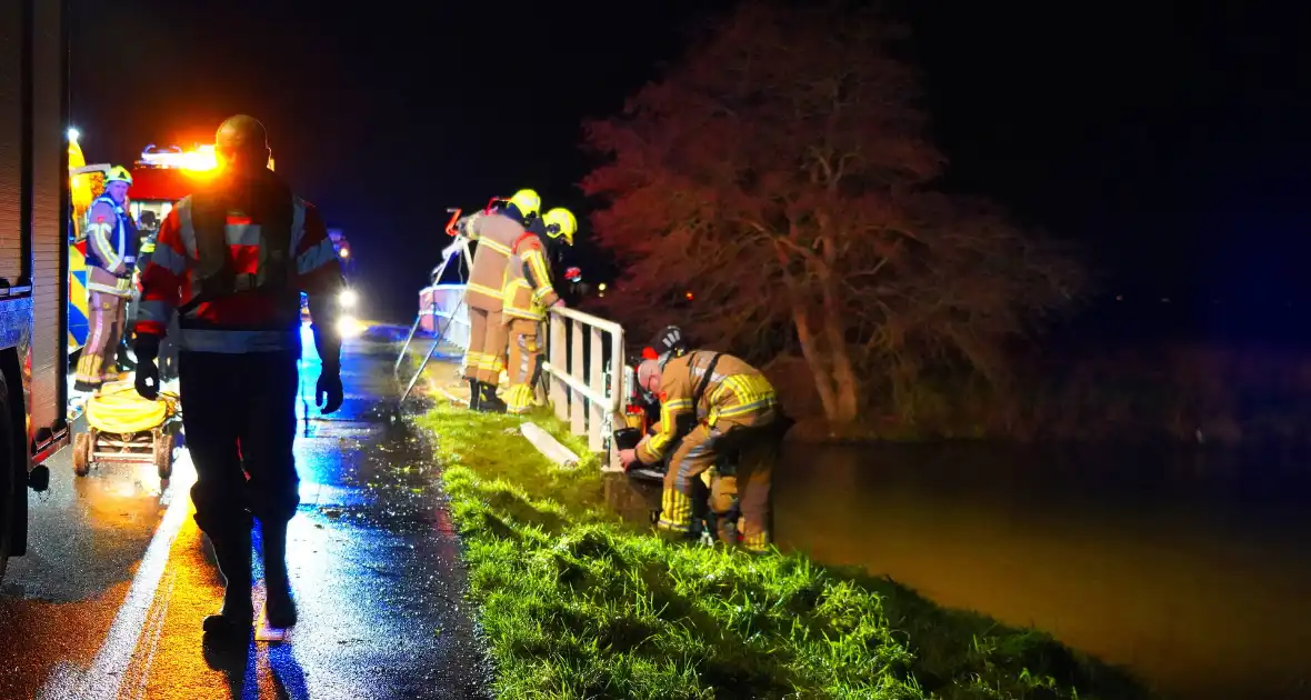 Gladheid leidt tot auto te water - Foto 6