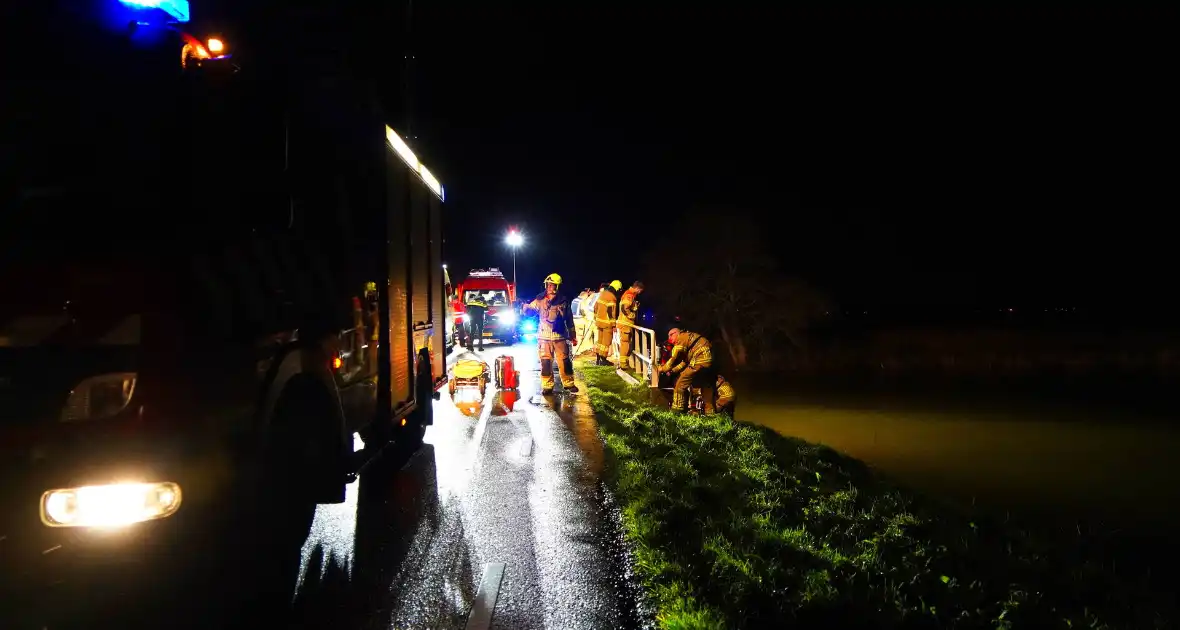 Gladheid leidt tot auto te water - Foto 7