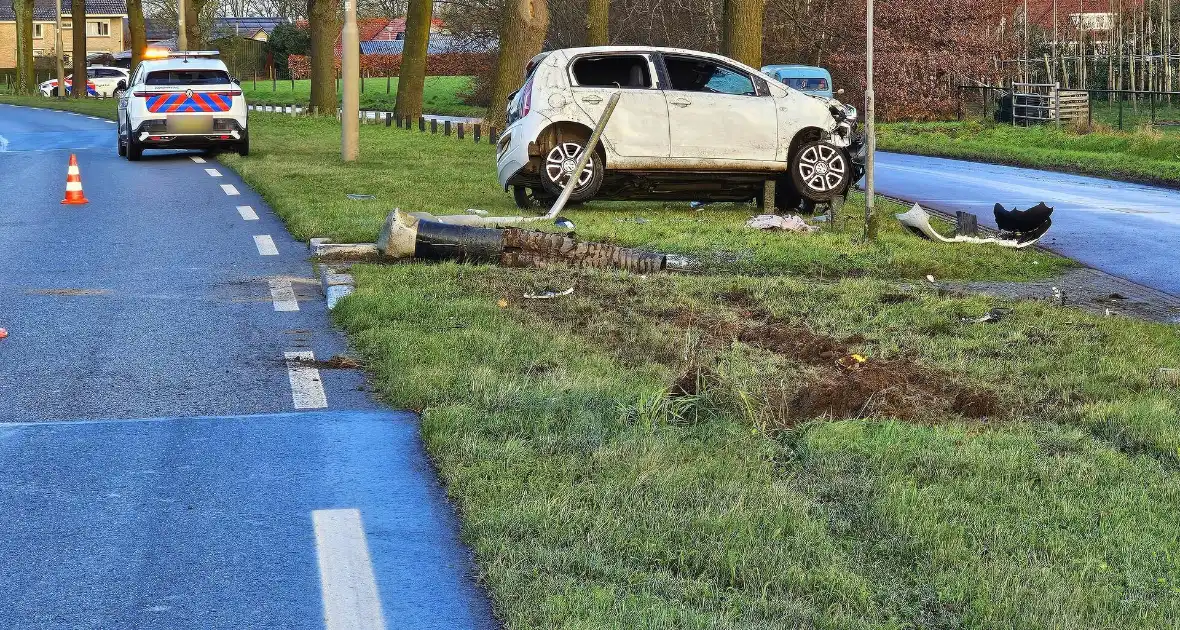 Auto crasht op lantaarnpaal