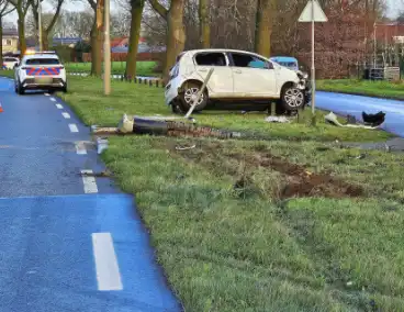 Auto crasht op lantaarnpaal