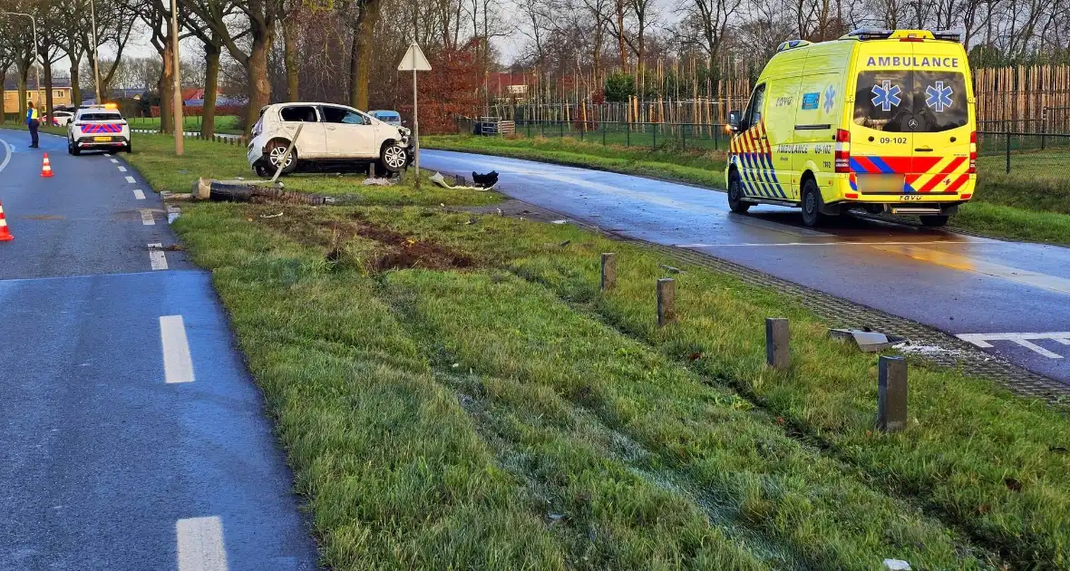 Auto crasht op lantaarnpaal - Foto 1